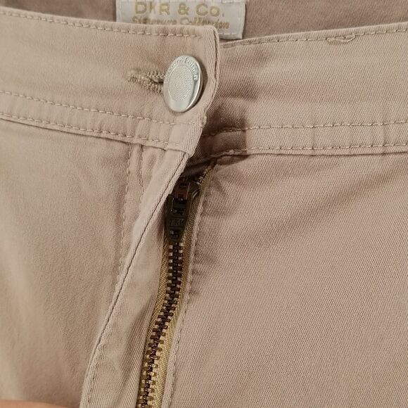DKR & Co Signature Women’s Size 10 Khaki Capris Full Zip Button Closure 5 Pocket - Picture 4 of 11